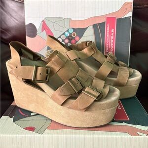Jeffrey Campbell Douma suede khaki platwedge Wedge Sandal size 8